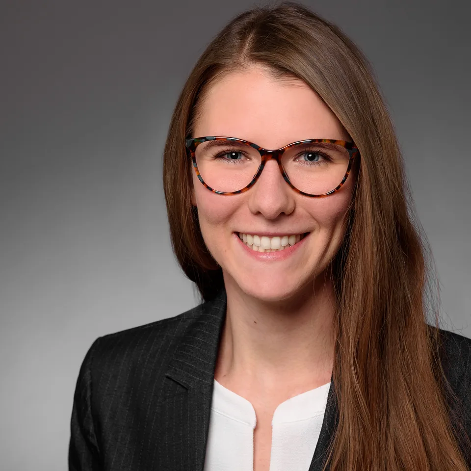 Porträt von Laura Stess, UX- und UI-Designerin und Inhaberin von grüngolden